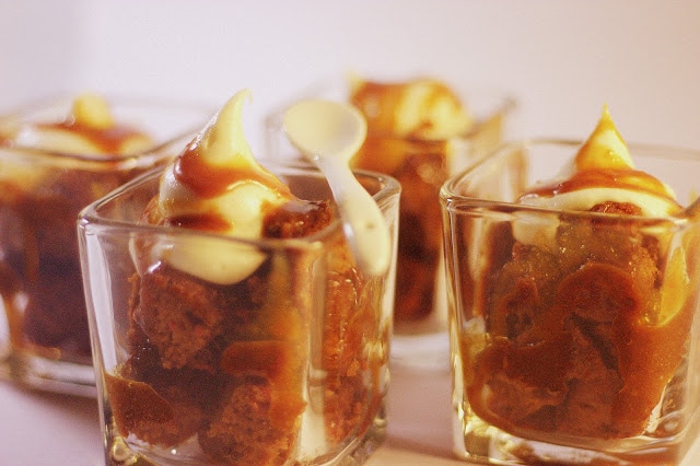 Gâteau aux carottes et raisins arrosé de caramel à la fleur de sel et sa touche de fromage à la crème sucrée - Cinq Fourchettes