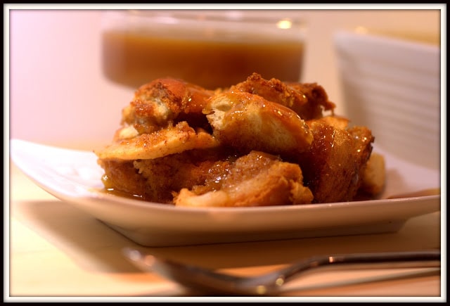 Pouding au pain et aux pommes, sauce butterscotch et rhum - Cinq Fourchette