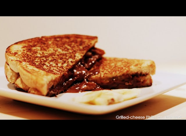 Le meilleur déjeuner au lit : grilled cheese au Philadelphia au chocolat rempli de bananes! - Cinq Fourchettes