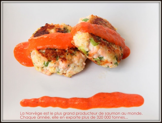 Burger de saumon et sa sauce aux poivrons grillés - Cinq Fourchettes 