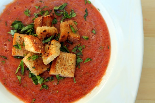 Gaspacho au basilic et ses croutons Cinq Fourchettes