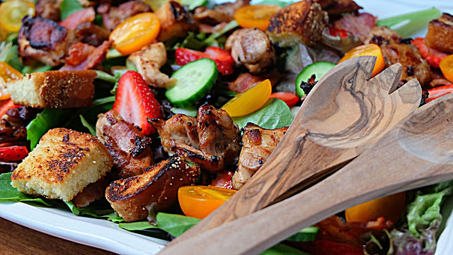 Salade de poulet et ses croûtons au bacon / Cinq Fourchettes