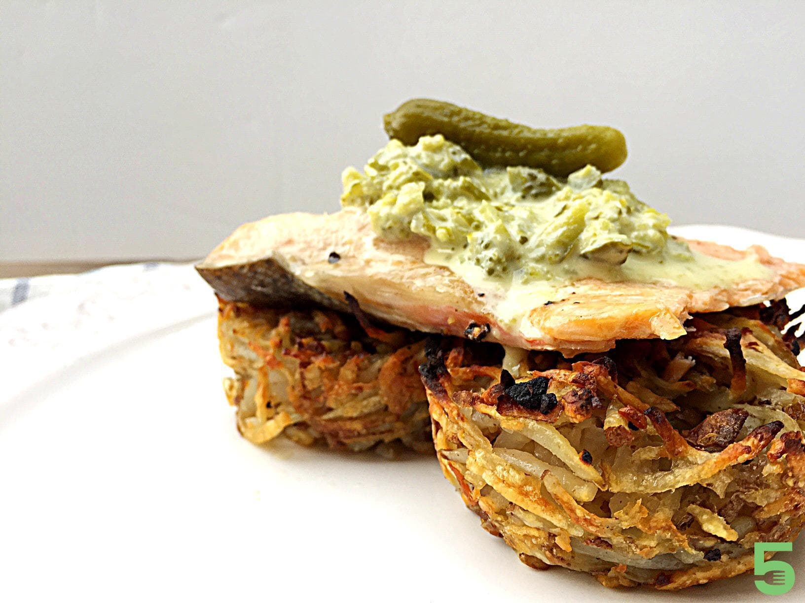 Gâteau de patate et sauce aux cornichons Cinq Fourchettes