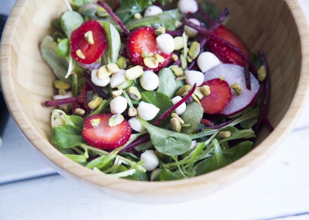 Salade de fraises, bocconcini et vinaigrette à la framboise / Cinq Fourchettes