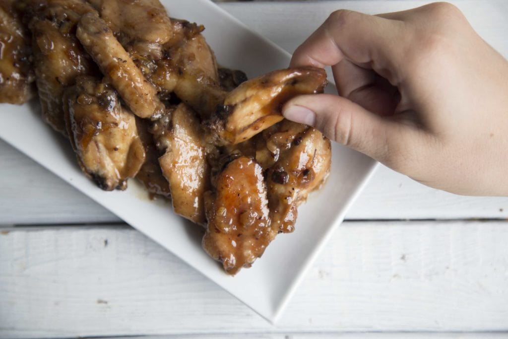 Ailes de poulet sucrées et piquantes à la marmelade et au bacon /Cinq Fourchettes