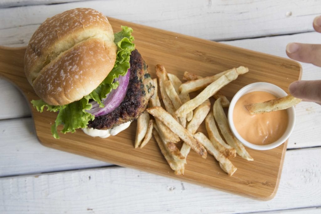 La meilleure recette de burgers au poulet / Cinq Fourchettes
