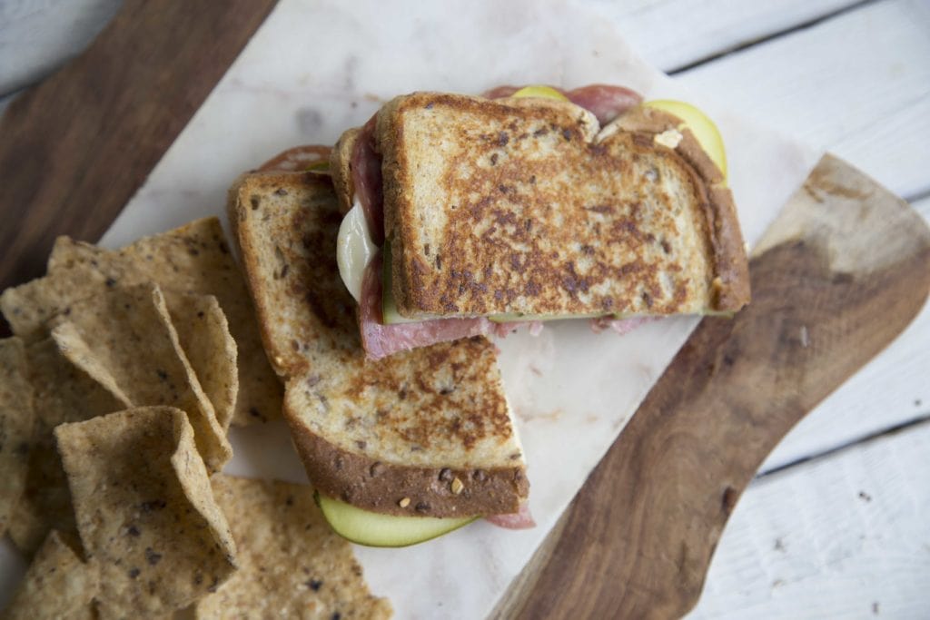 Grilled cheese au salametti et cornichons 100% québécois ! / Cinq Fourchettes