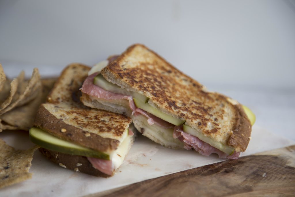 Grilled cheese au salametti et cornichons 100% québécois ! / Cinq Fourchettes