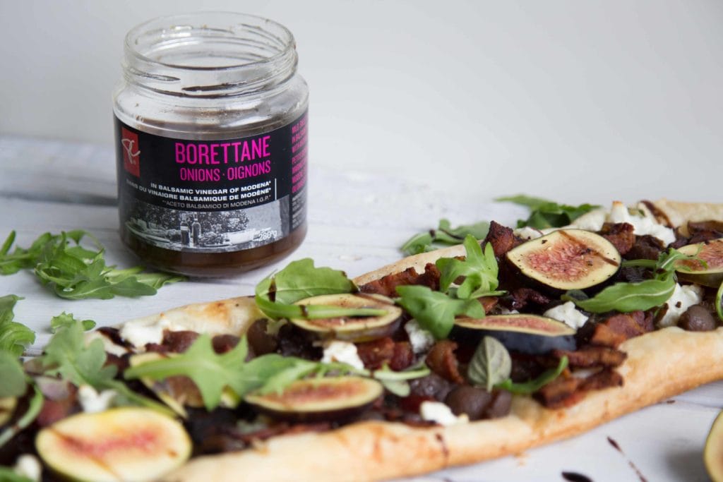 Tarte feuilletée chèvre, bacon, oignons, figues et roquette / Cinq Fourchettes