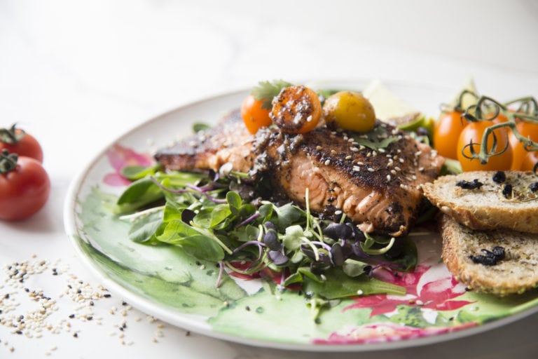 Saumon grillé sur lit de pousses et de mâches avec sa vinaigrette à l’ail noir / Cinq Fourchettes