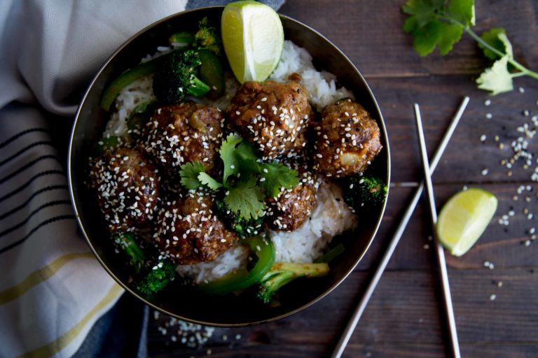 Boulettes à l'asiatique sur lit de riz / Cinq Fourchettes