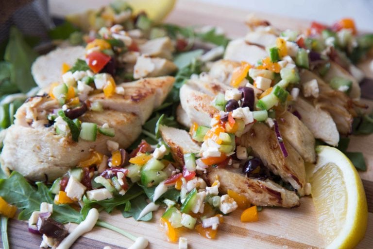 Poitrines de poulet grillées avec salsa à la grecque / Cinq Fourchettes