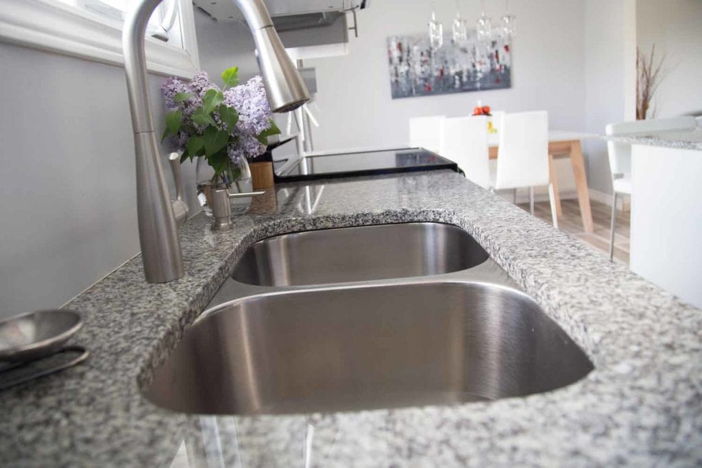 rénovation de ma cuisine Ma nouvelle cuisine est enfin terminée ! Vous n'en croirez pas vos yeux de la différence ! Home Depot Canada rénovation comptoir lavabo achat installation Cinq Fourchettes