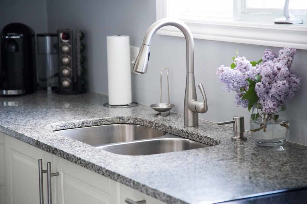 rénovation de ma cuisine Ma nouvelle cuisine est enfin terminée ! Vous n'en croirez pas vos yeux de la différence ! Home Depot Canada rénovation comptoir lavabo achat installation Cinq Fourchettes