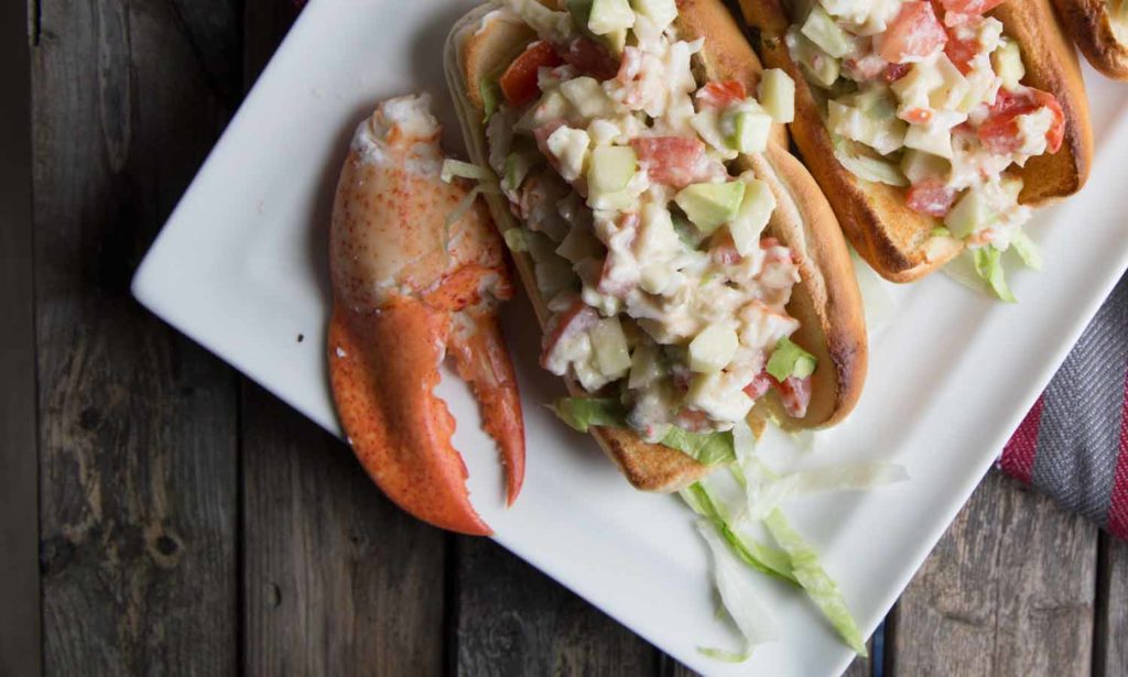 Lobster roll ou guédille aux homards Cinq Fourchettes homard