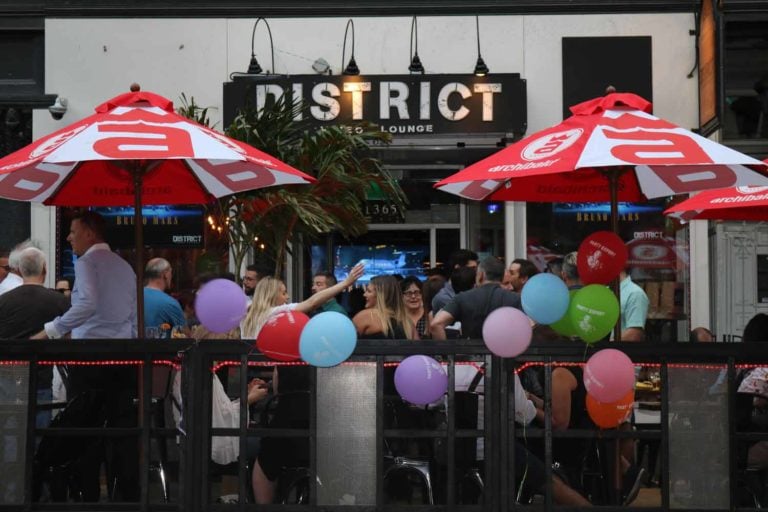 Une célébration du tonnerre pour District Video Lounge Cinq Fourchettes