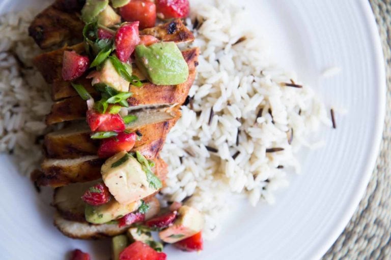 Poitrines de poulet tex mex avec salsa de fraises et avocat Cinq Fourchettes