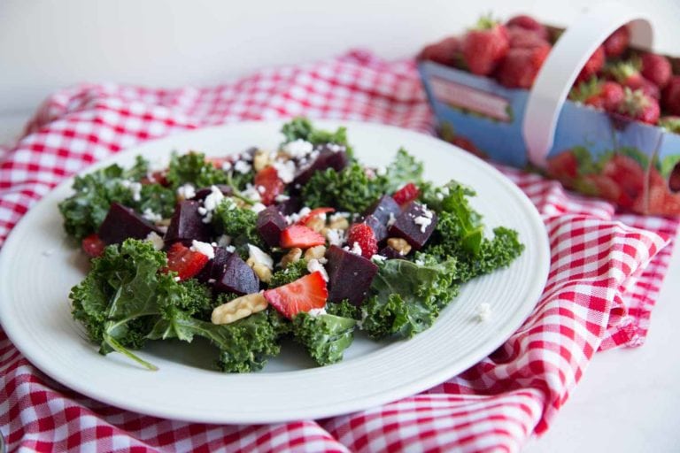 Salade de kale, fraises, betteraves et feta Cinq Fourchettes