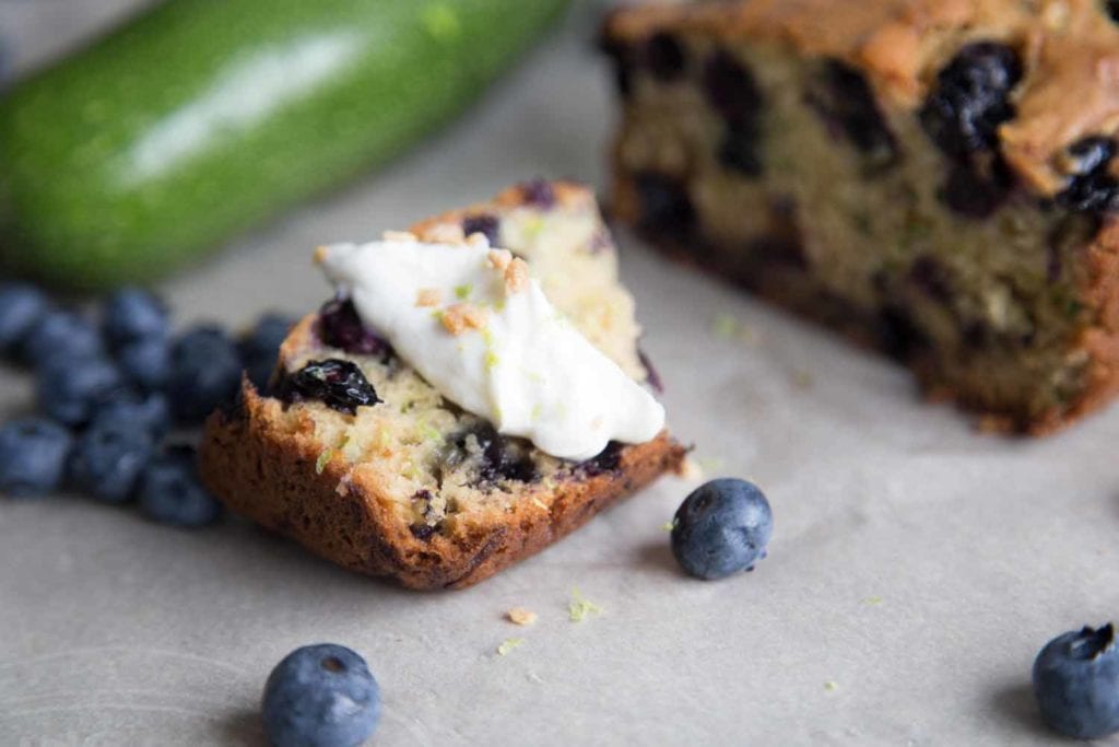 Pain aux zucchinis et bleuets Cinq Fourchettes