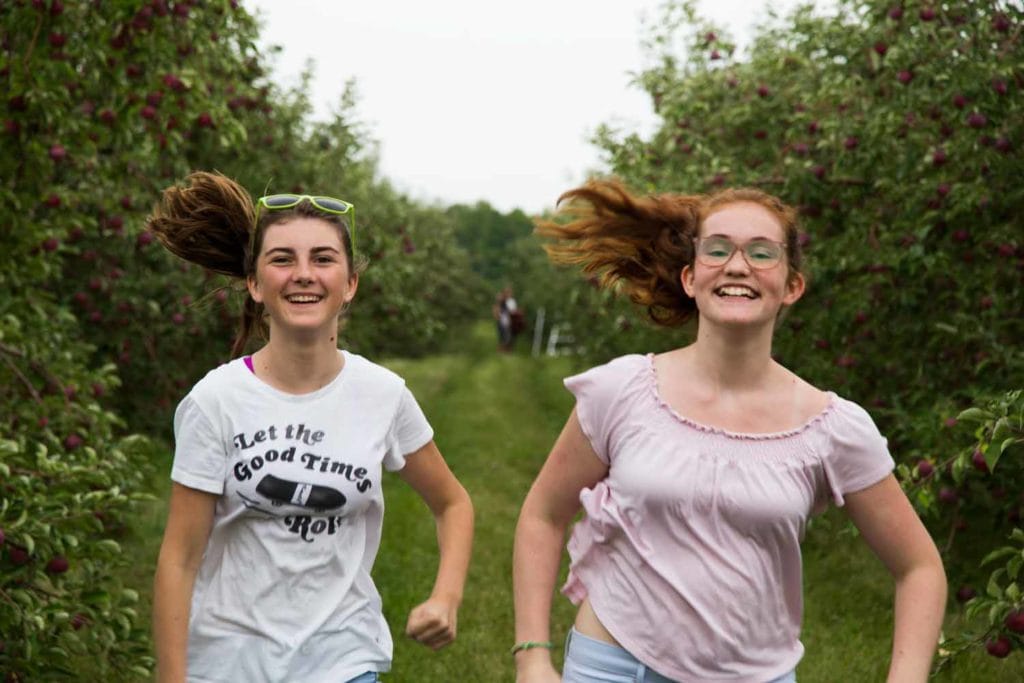 Jouer avec les pommes au Domaine Lafrance ! Cinq Fourchettes