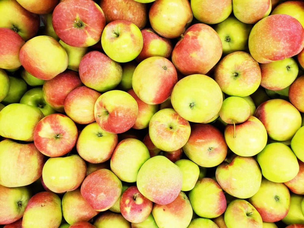 Jouer avec les pommes au Domaine Lafrance ! Cinq Fourchettes