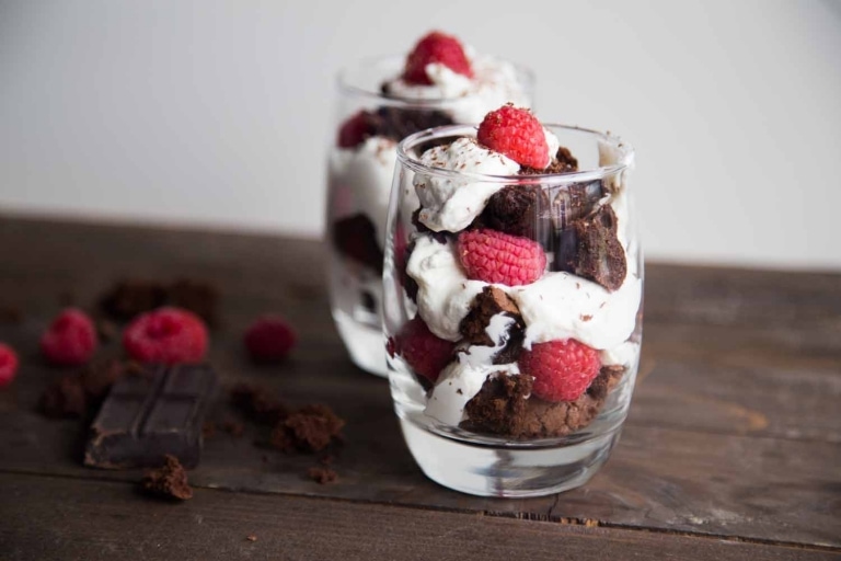 Verrines de brownie, ganache au chocolat et framboises Cinq Fourchettes