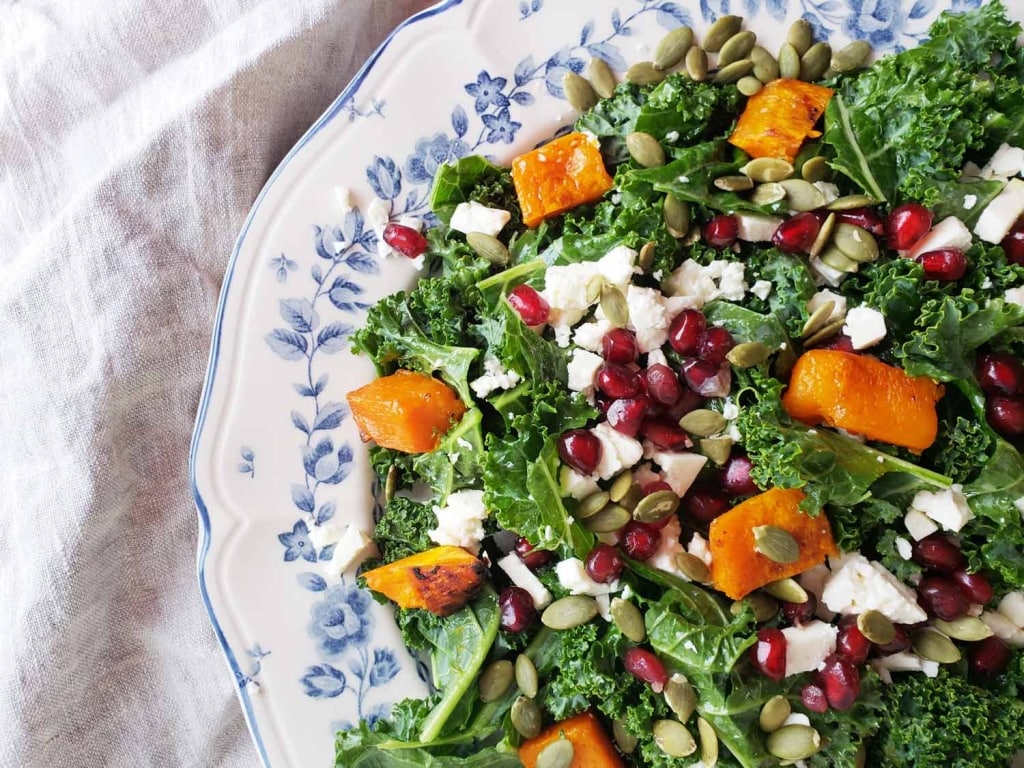 Salade de kale à la courge, à la grenade et aux graines de citrouille Cinq Fourchettes