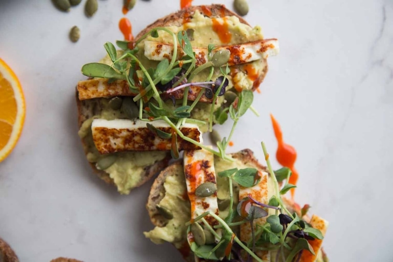 Toasts à l'avocat et paneer grillé Cinq Fourchettes