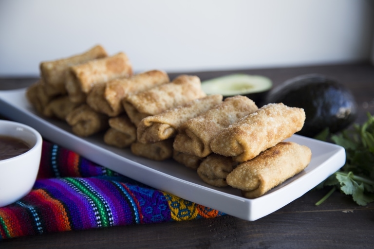 Lumpia (rouleaux impériaux de la Philippine) Cinq Fourchettes