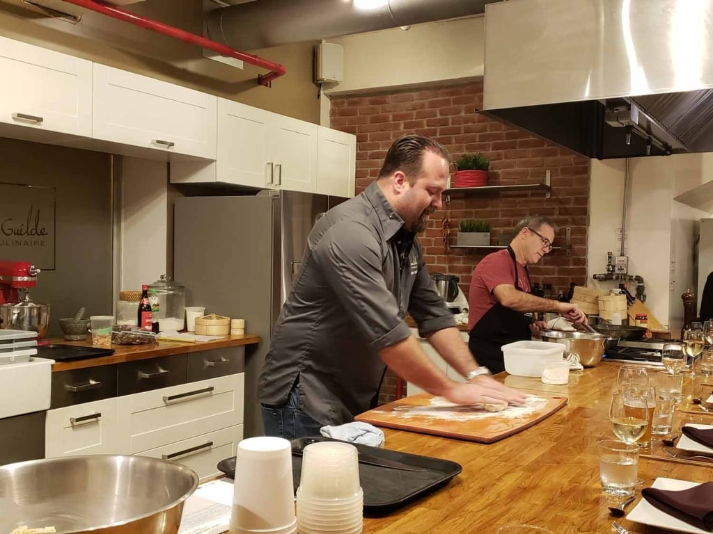 Des cours de cuisine pour tous avec nul autre que le chef Jonathan Garnier ! Cinq Fourchettes