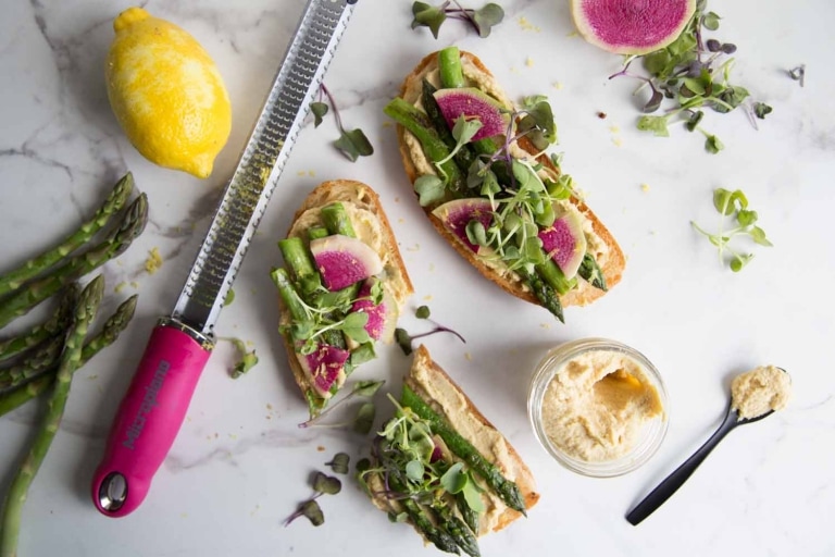 Tartines d'houmous, asperges, radis et citron Cinq Fourchettes