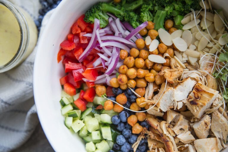 salade au poulet facile frais recette légumes fruits légumineuses pousses recipe veggie chicken fruit chickpeas easy Cinq Fourchettes
