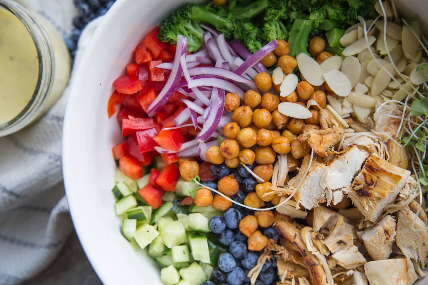 salade au poulet facile frais recette légumes fruits légumineuses pousses recipe veggie chicken fruit chickpeas easy Cinq Fourchettes