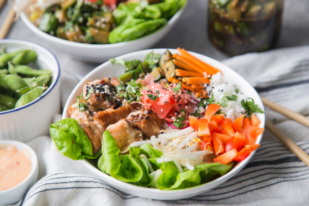 Bol de saumon sauce bang bang concombres marinés recette recipe salmon bowl Cinq Fourchettes