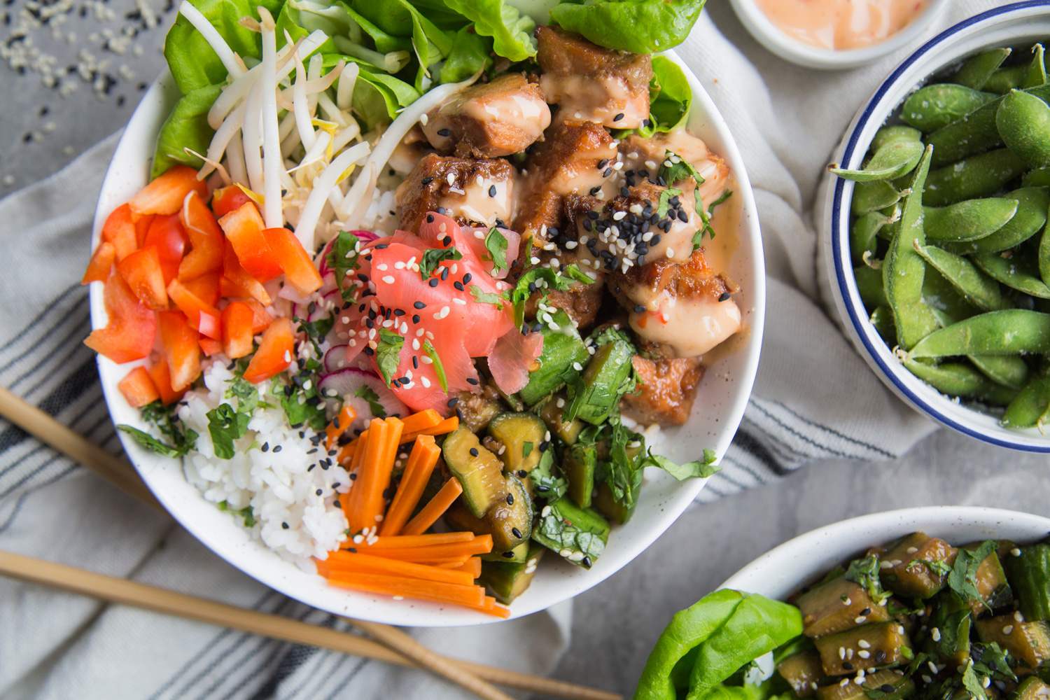Bol de saumon sauce bang bang concombres marinés recette recipe salmon bowl Cinq Fourchettes