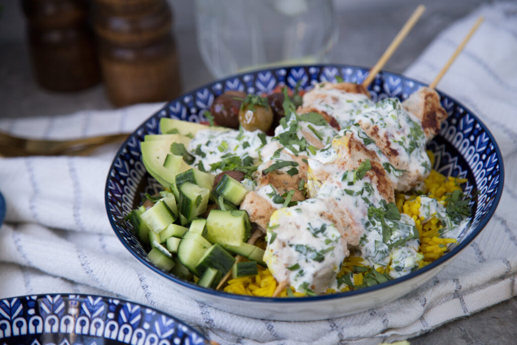 brochettes poulet chicken skewer riz rice sauce aux herbes avocat concombre tomate cucumber tomato lime recette recipe Cinq Fourchettes