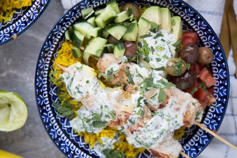 brochettes poulet chicken skewer riz rice sauce aux herbes avocat concombre tomate cucumber tomato lime recette recipe Cinq Fourchettes