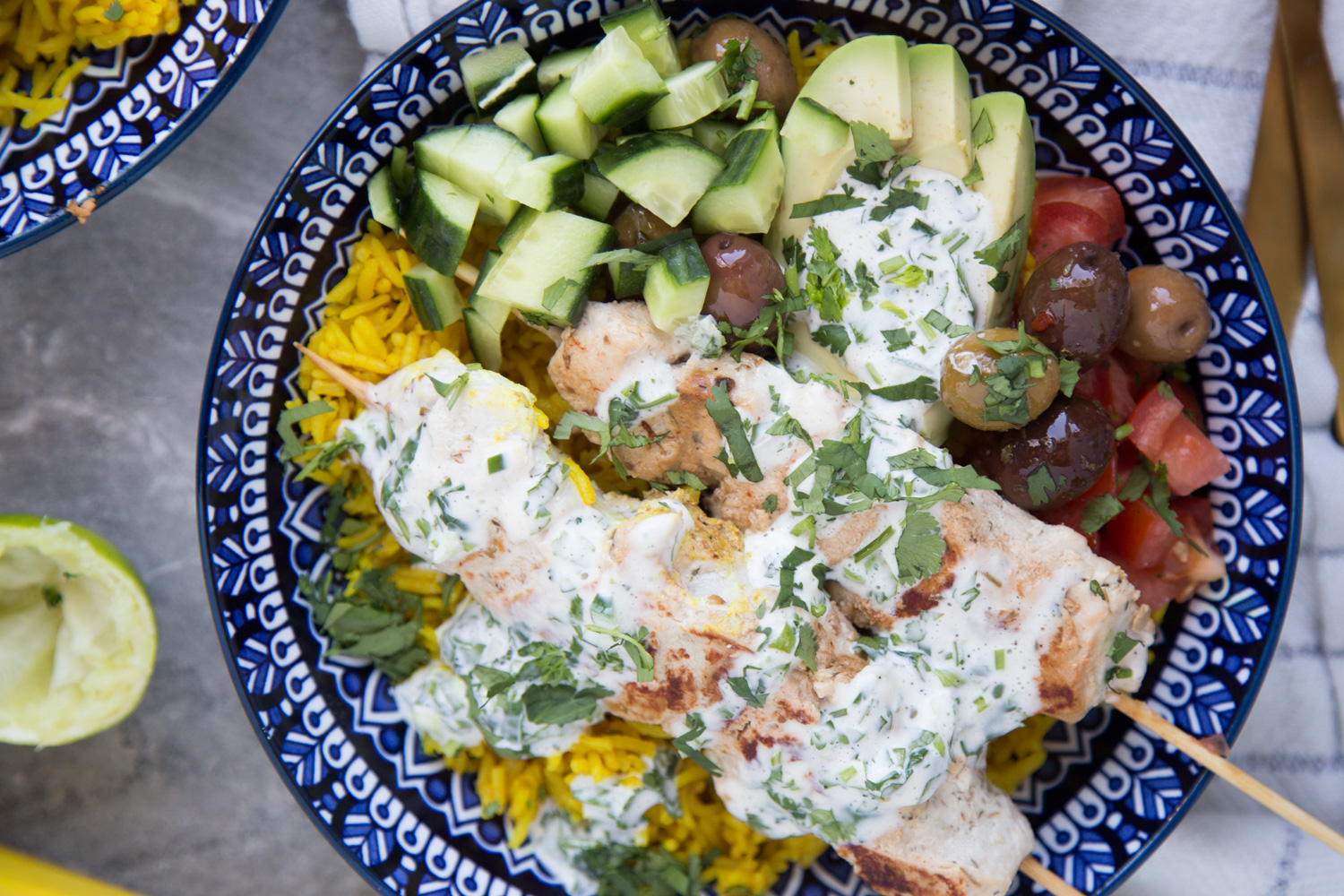 brochettes poulet chicken skewer riz rice sauce aux herbes avocat concombre tomate cucumber tomato lime recette recipe Cinq Fourchettes