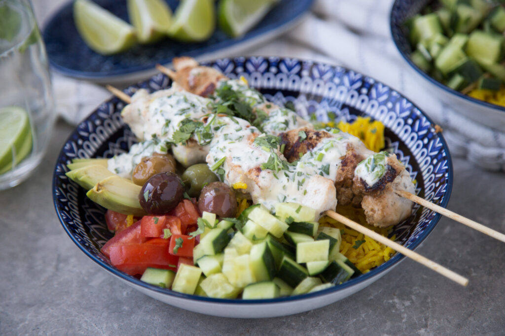 brochettes poulet chicken skewer riz rice sauce aux herbes avocat concombre tomate cucumber tomato lime recette recipe Cinq Fourchettes