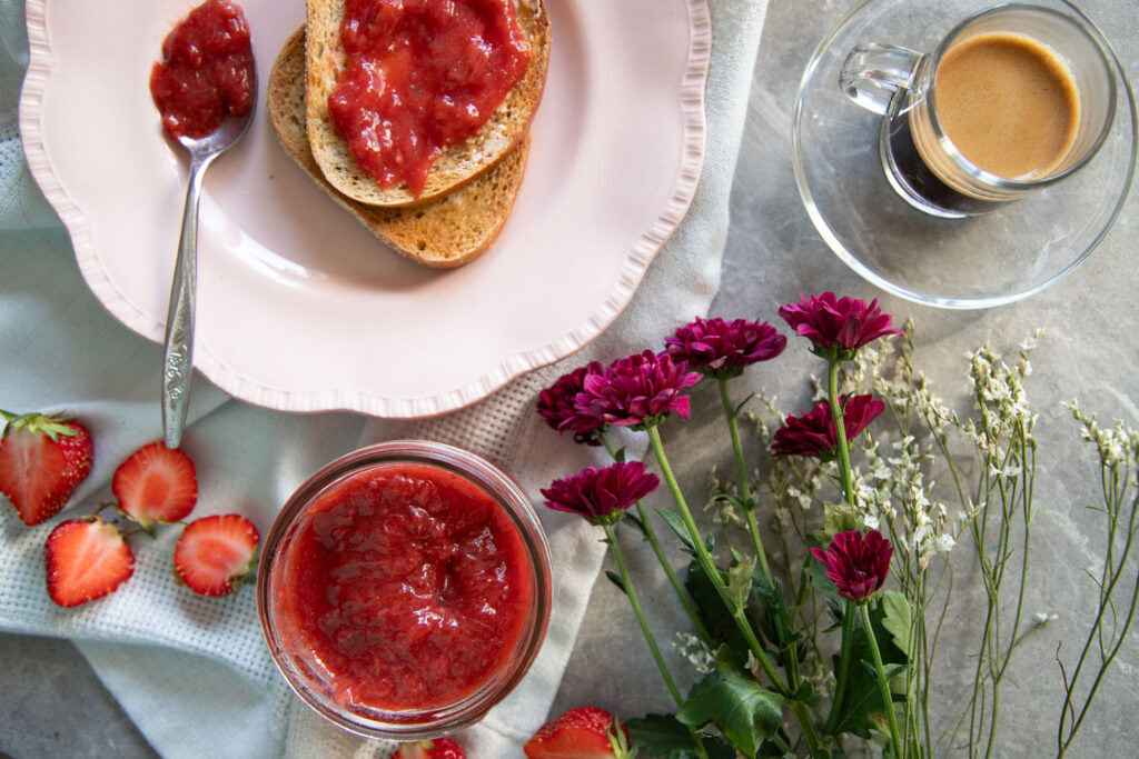 confiture de fraises et rhubarbe recette cinq fourchettes petits fruits recipe strawberry rhubarb jam